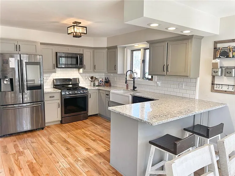 6078 Donald St — Photo 3