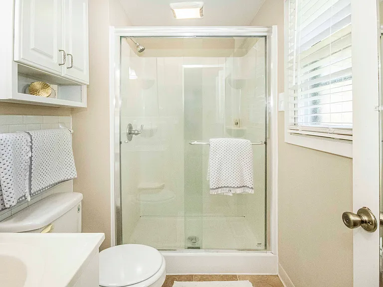Primary suite bath with walk in shower