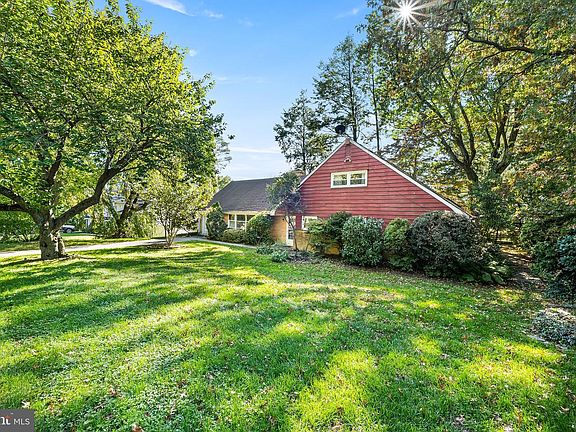 3rd image of 320 Old Farm Rd