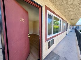 8800 Cedros Ave