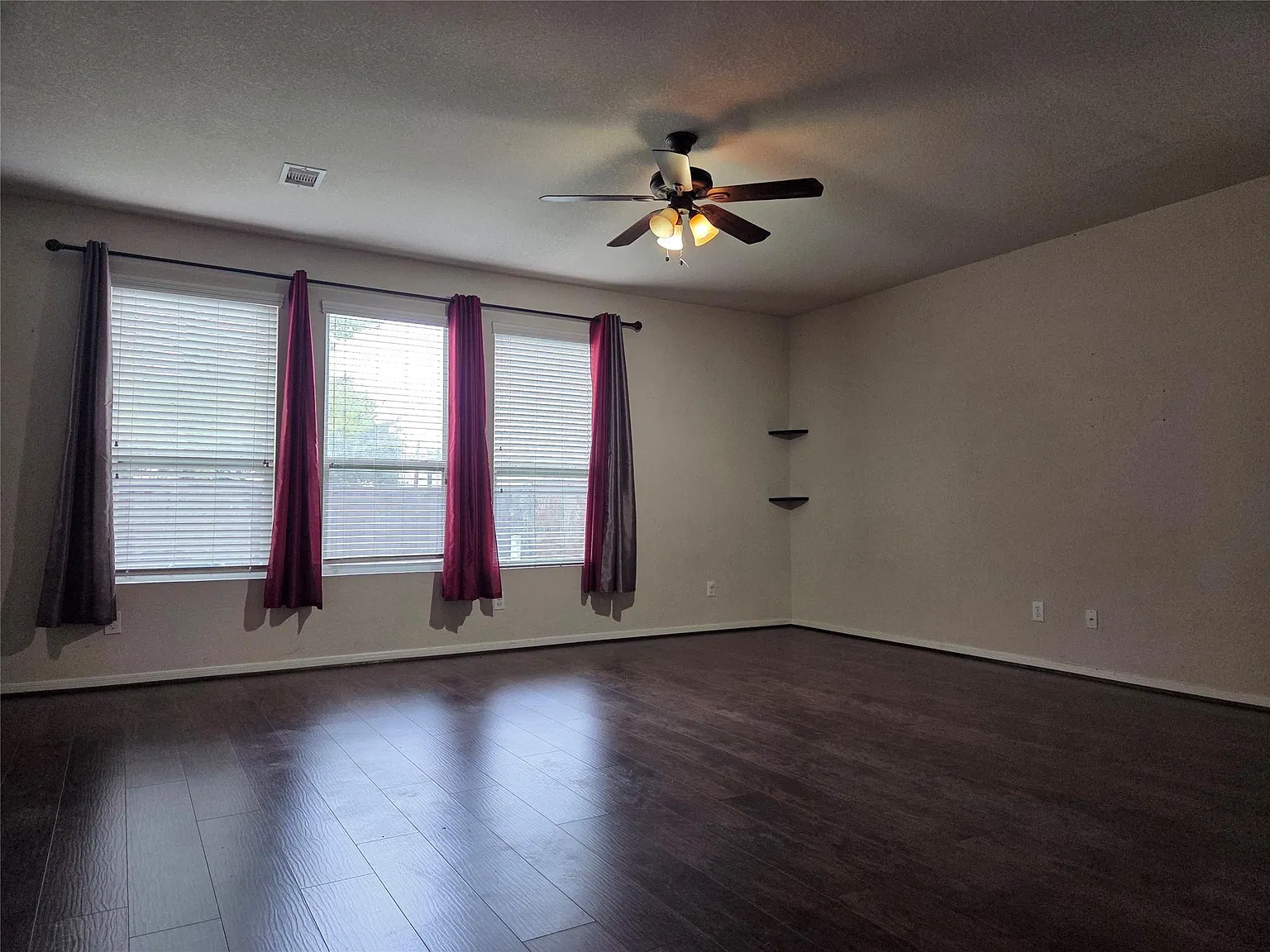 4 bed, 3.0 bath, 2368 sqft, $1,950 — Photo 2