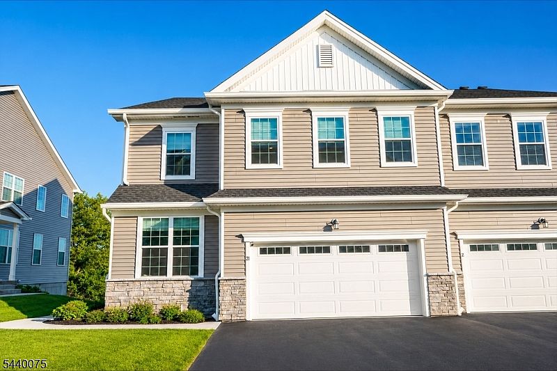 1st image of 21 Astoria Pl