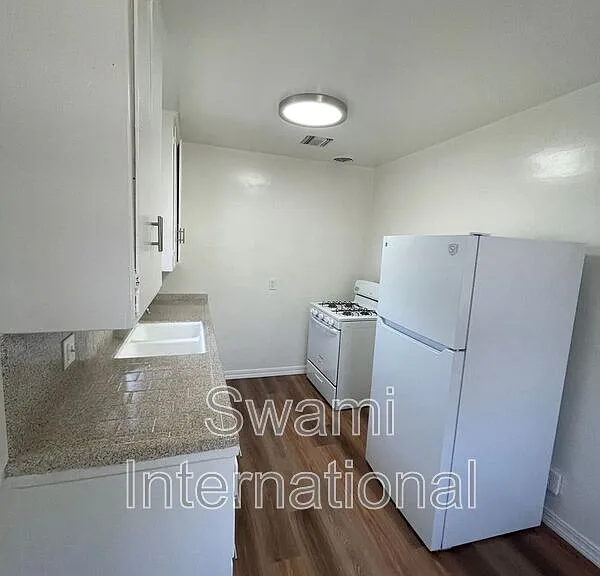 833 W 97th St #4 — Photo 8