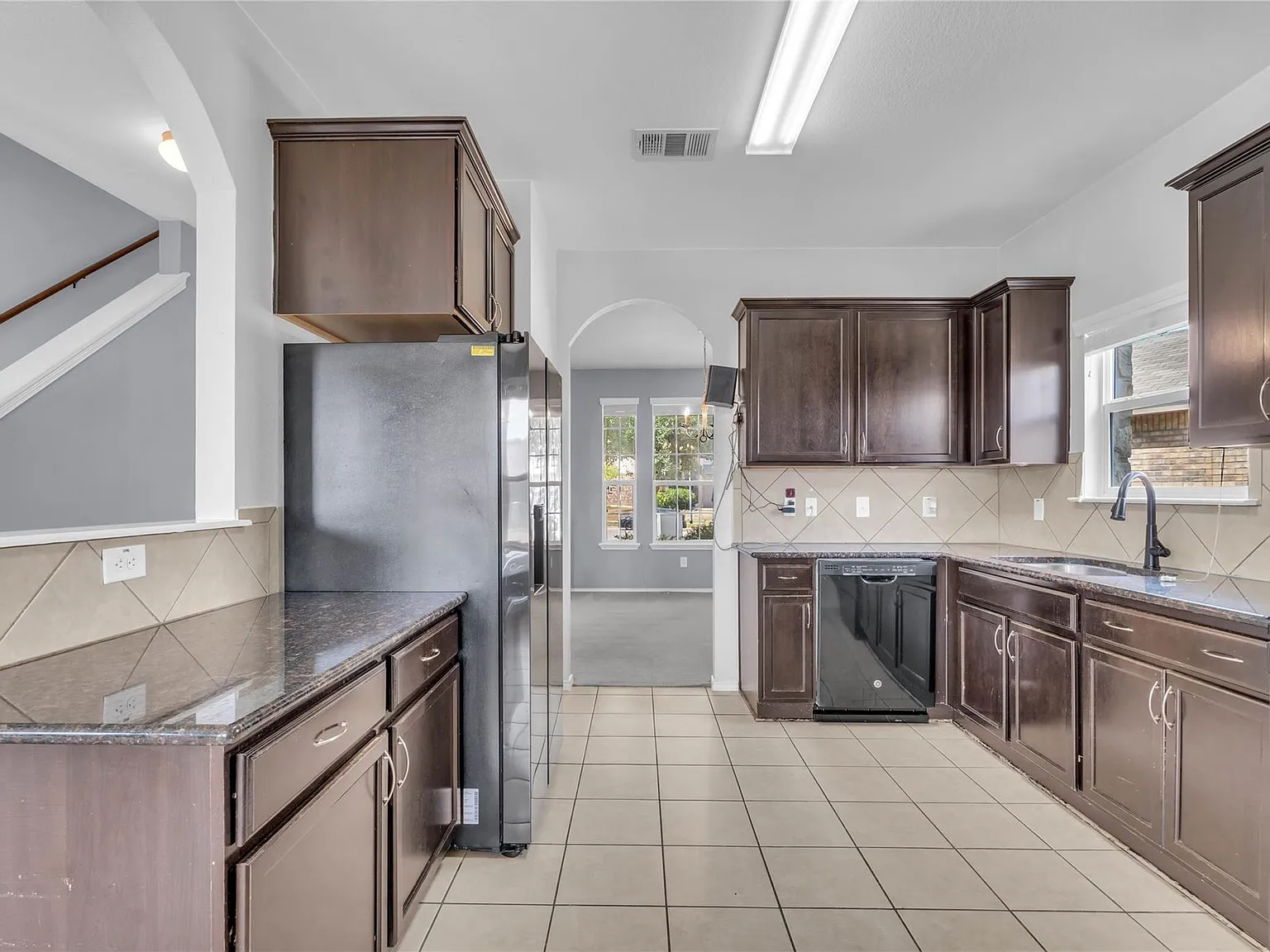 4 bed, 2.5 bath, 2165 sqft, $1,900 — Photo 4