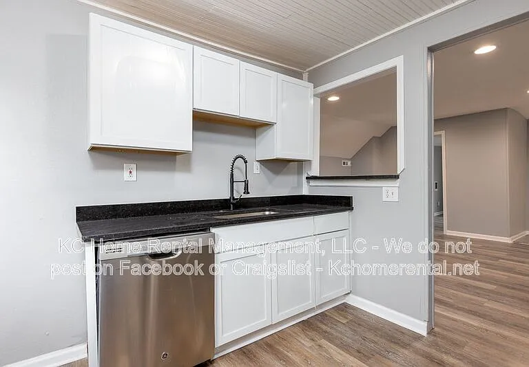 1111 W 44th St #B — Photo 8