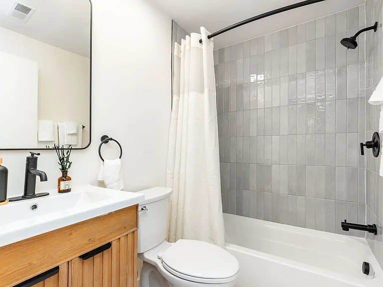 Carriage House — Photo 15