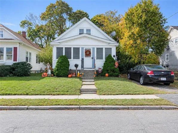 15 Baldwin St, East Providence, RI 02914