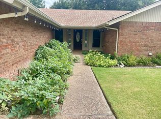 2009 Country Club Dr, Enid, OK 73703