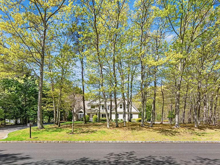 37 Squires Blvd — Photo 28