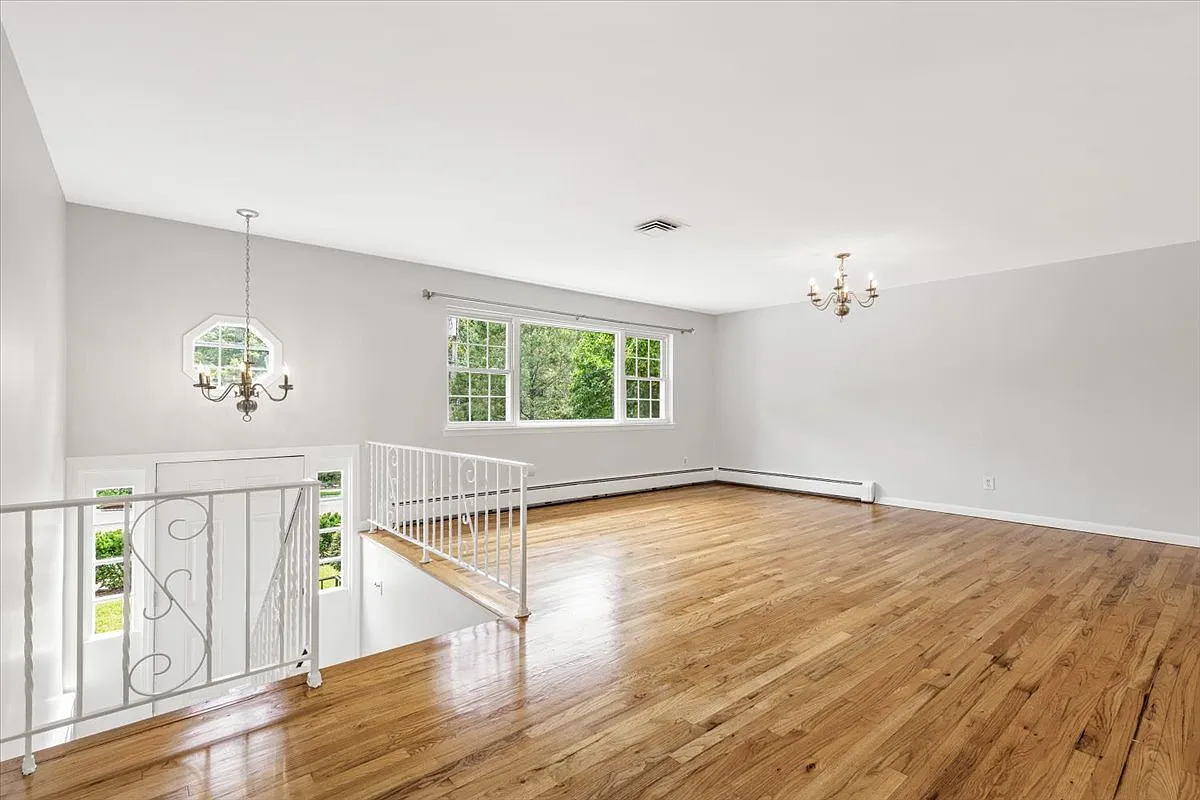 3 bed, 2400 sqft, $8,000 — Photo 2