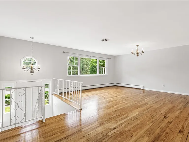 649 White Plains Rd — Photo 2