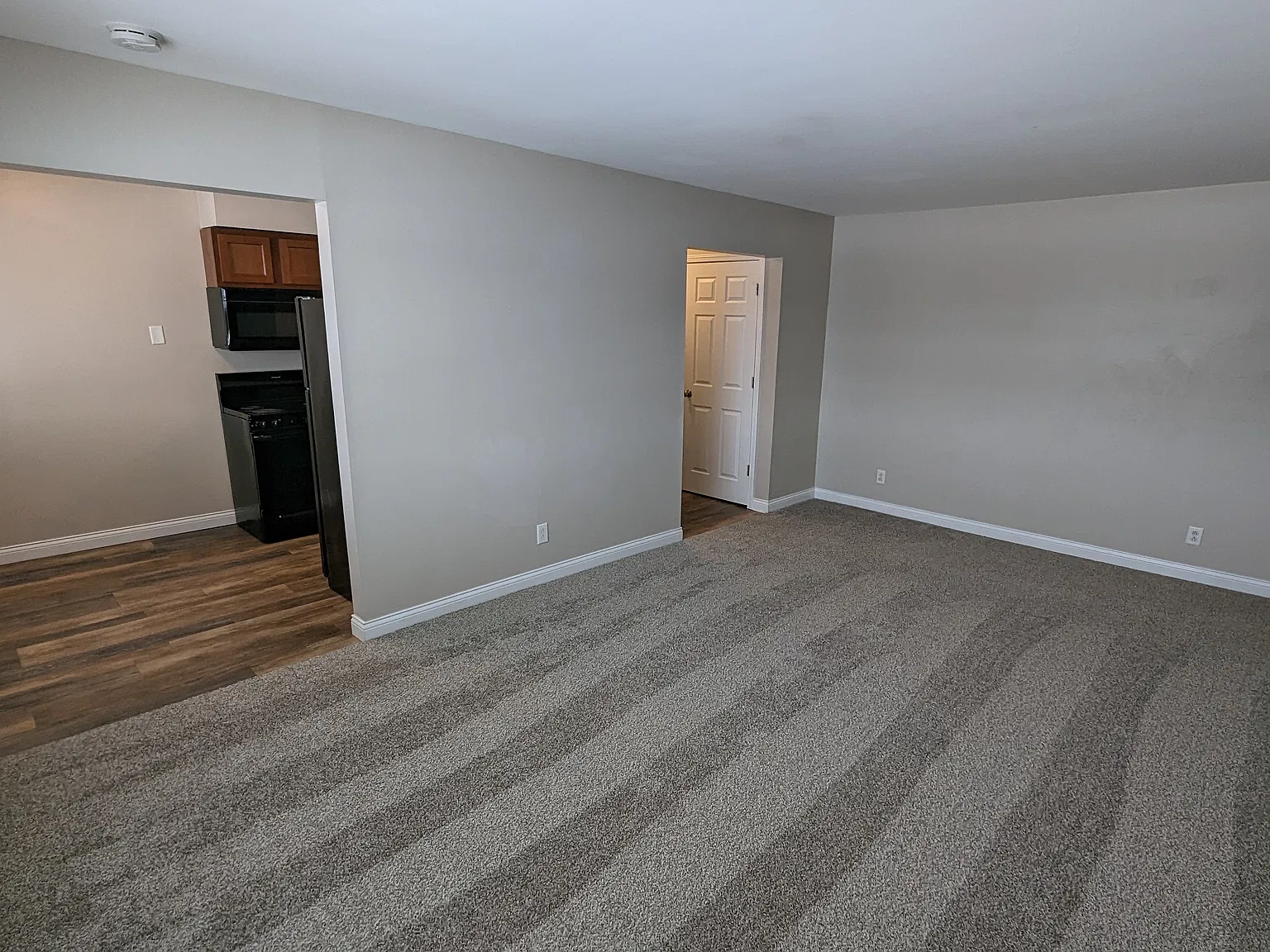 2 bed, 900 sqft, $1,150 — Photo 2