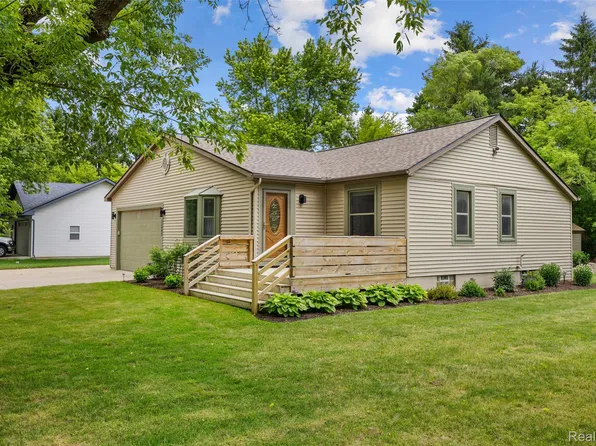 11997 Ruth St, South Lyon, MI 48178