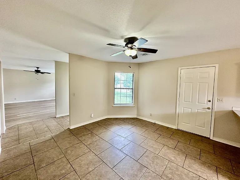 2311 W Willow St — Photo 14
