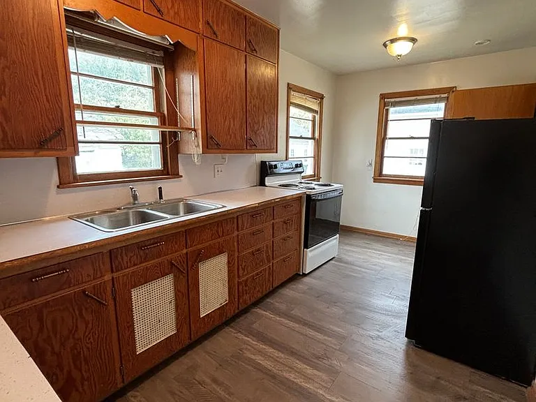 811 Allen St — Photo 3