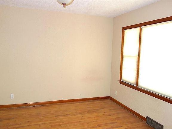 3rd image of 212 N 4th St
