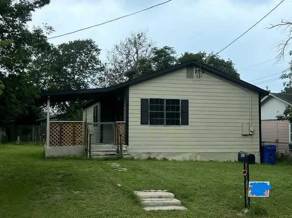 1209 2nd St, Floresville, TX 78114
