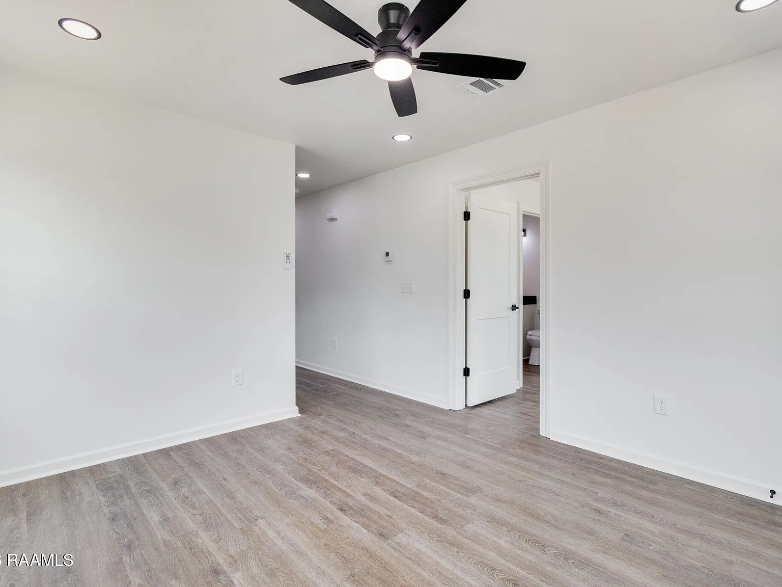 3 bed, 1034 sqft, $1,600 — Photo 2