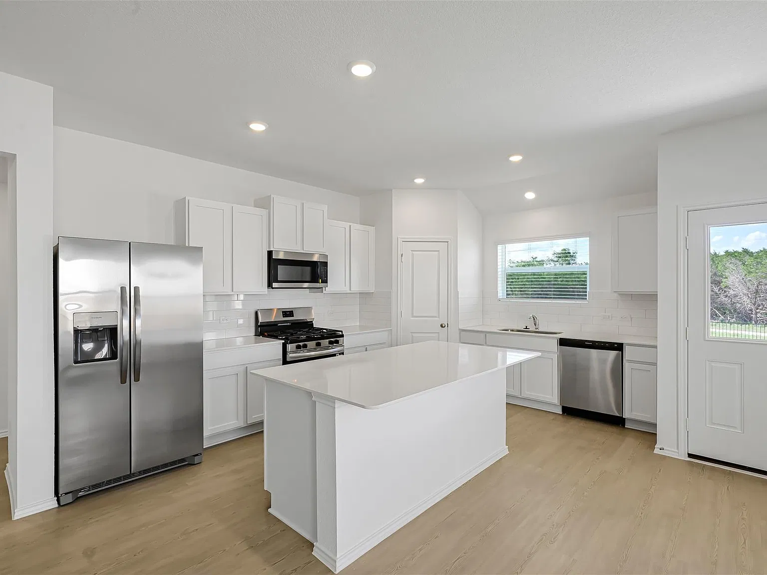 4 bed, 2.0 bath, 2031 sqft, $2,250 — Photo 4