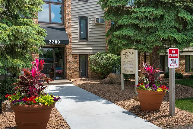 Windsor South Apartments — Photo 24