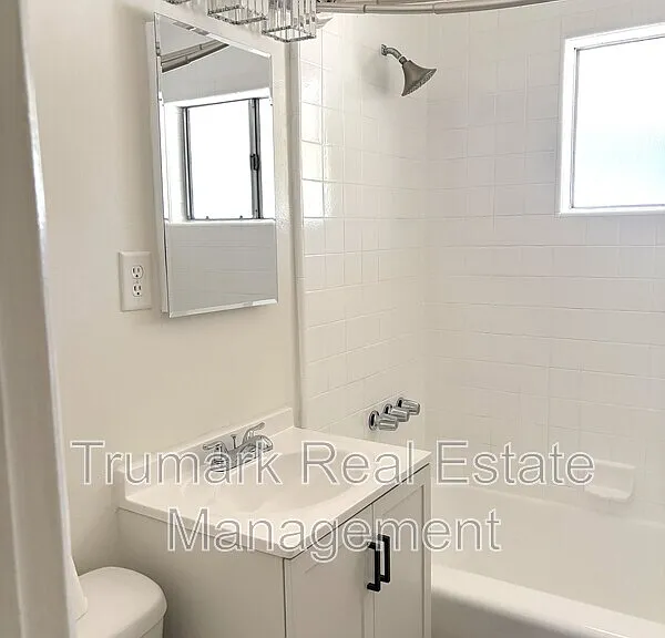 512 Irving Ave #D — Photo 11