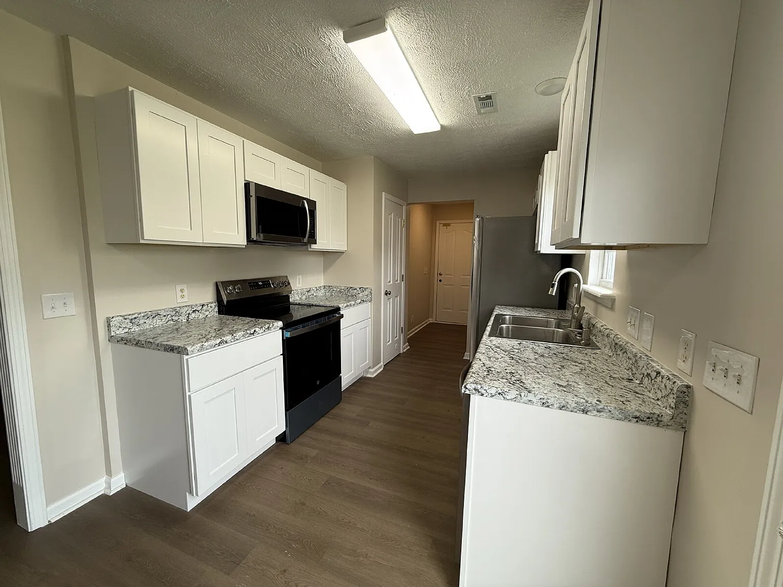 3 bed, 2.5 bath, 1477 sqft, $1,995 — Photo 4