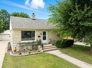 826 Oakwood Ave, Oconomowoc, WI 53066