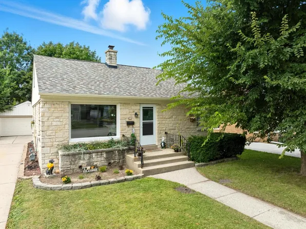 826 North Oakwood AVENUE, Oconomowoc, WI 53066