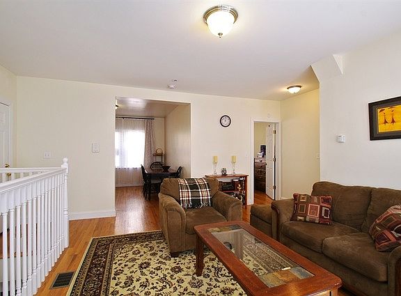 3rd image of 6323 N Sacramento Ave APT 1E
