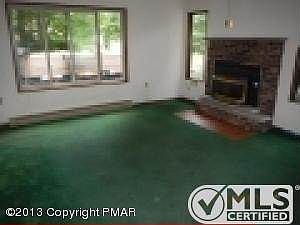 Living room w/Fireplace
