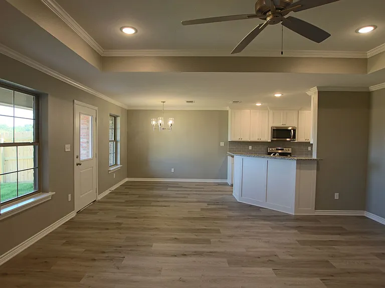 Beautiful 3 Bedroom 2 Bathroom Townhouse In South Tyler! Now Offering 1/2 Off First Full Months R... — Photo 5