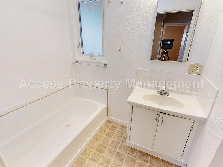 1002 Phelps Ave — Photo 14