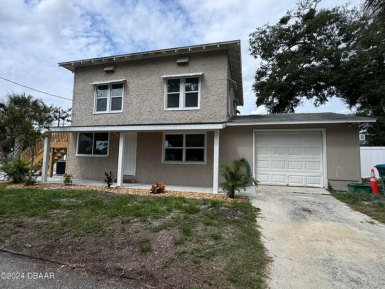 1304 Holly Ave — Photo 1