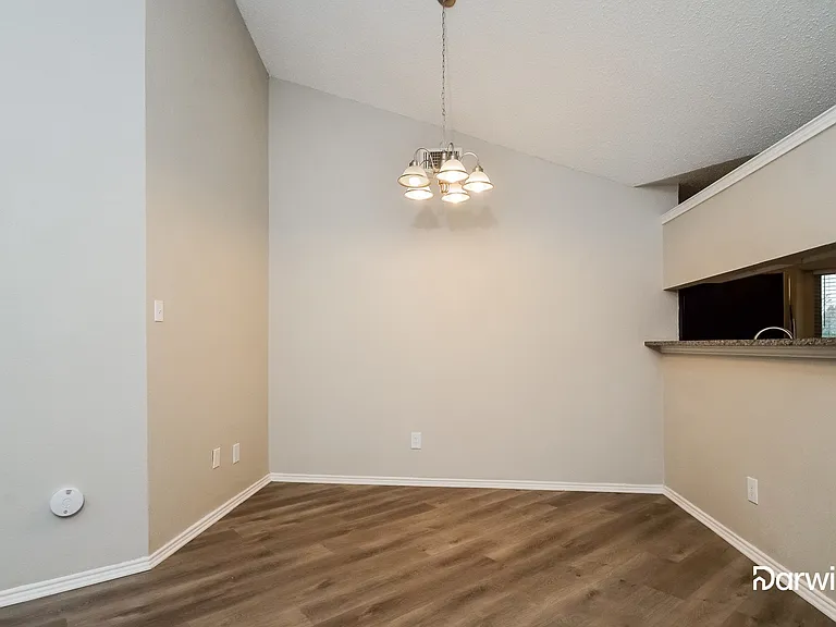905 Sandhurst Dr — Photo 7