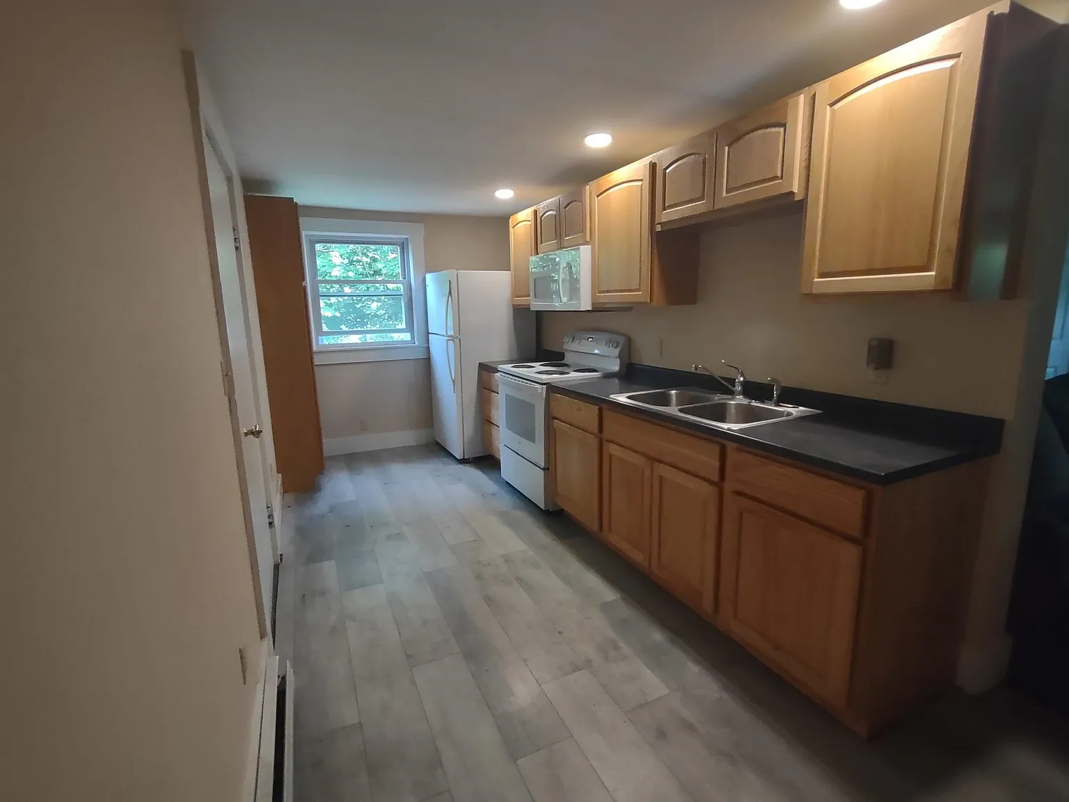 2 bed, 1.0 bath, 13862 sqft, $1,750 — Photo 2