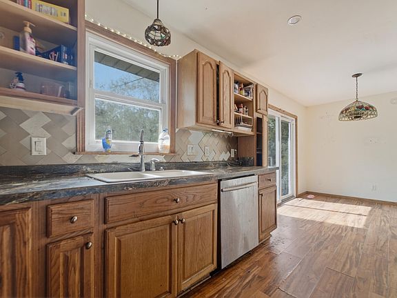 4th image of 609 Black Oak Dr