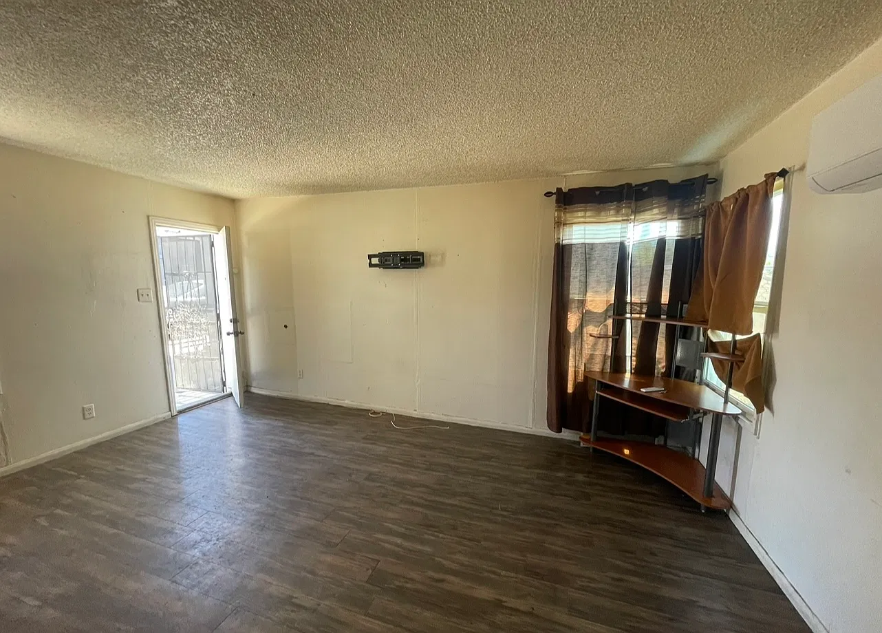 E 56th Street, Long Beach — Photo 3