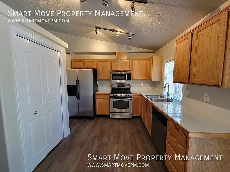 1067 N Crestley Ave — Photo 9
