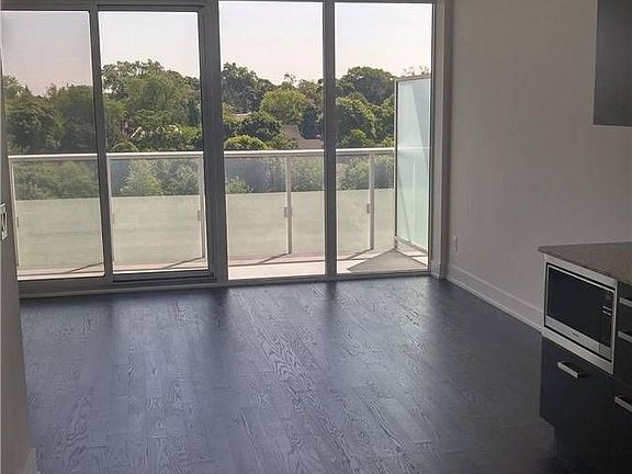 5th image of 3018 Yonge St #810