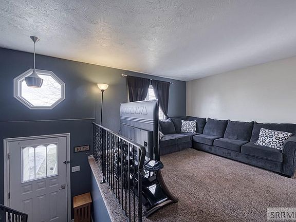 3rd image of 200 Meadowlark Dr