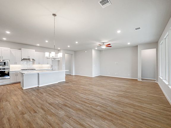 5th image of 212 Christi Ct