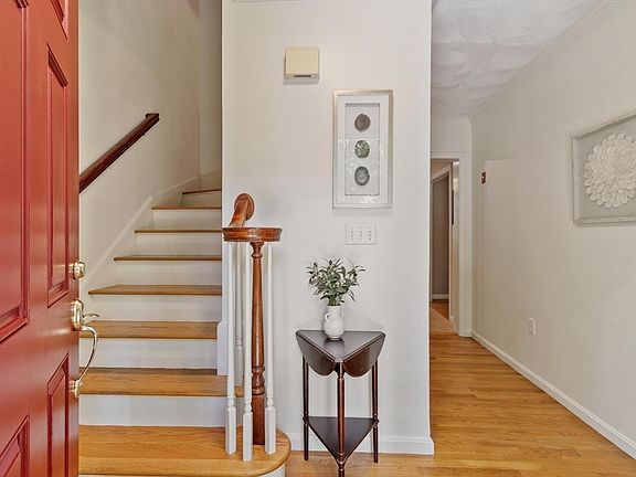 3rd image of 8 Whitney Ln