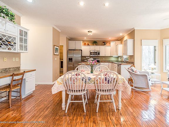 3rd image of 3484 Honeywood Ln