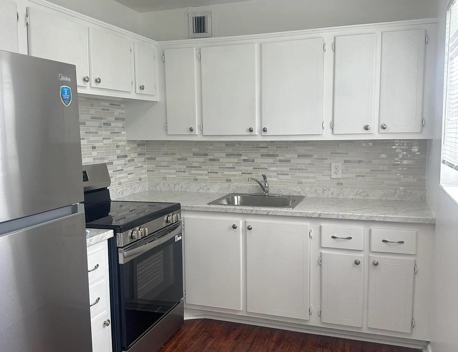 2 bed, 1.5 bath, 819 sqft, $1,475 — Photo 2