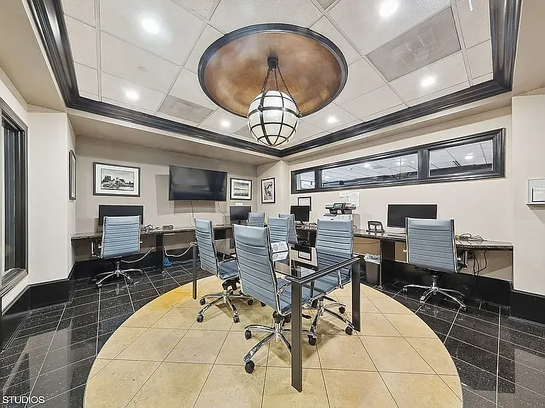 1 bed, 995 sqft, $2,450 — Photo 3