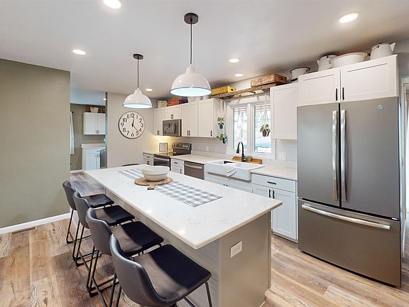 4th image of 209 W 9th St
