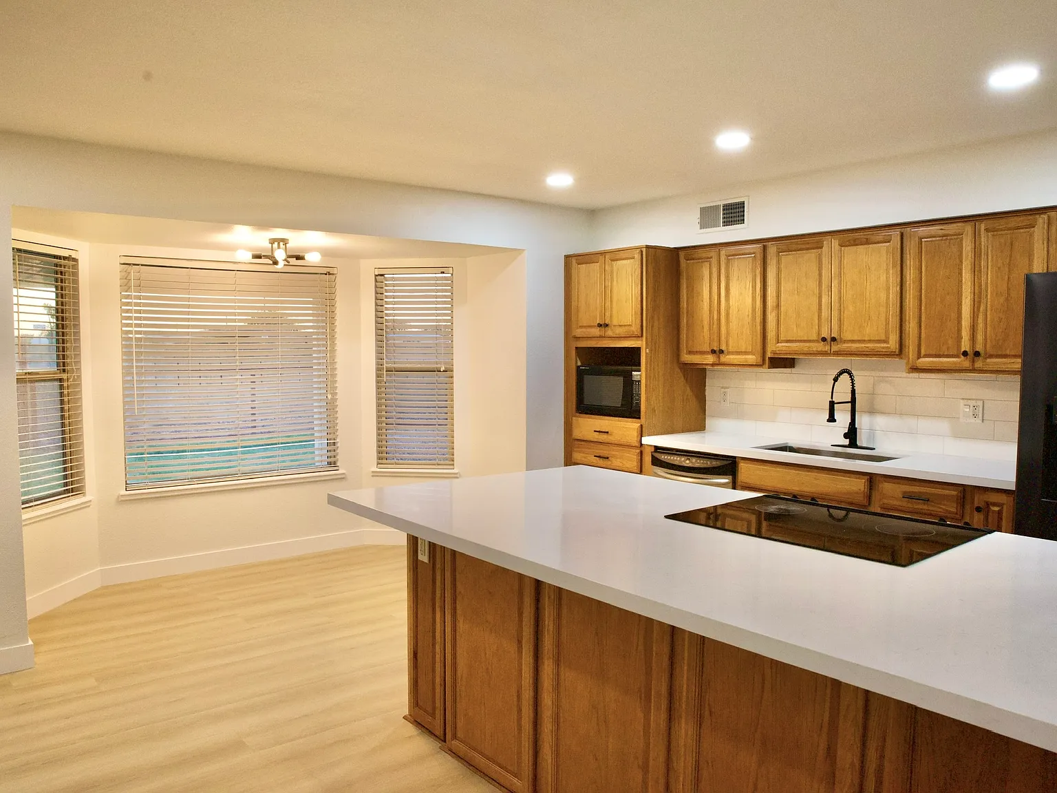 3 bed, 1220 sqft, $2,400 — Photo 2