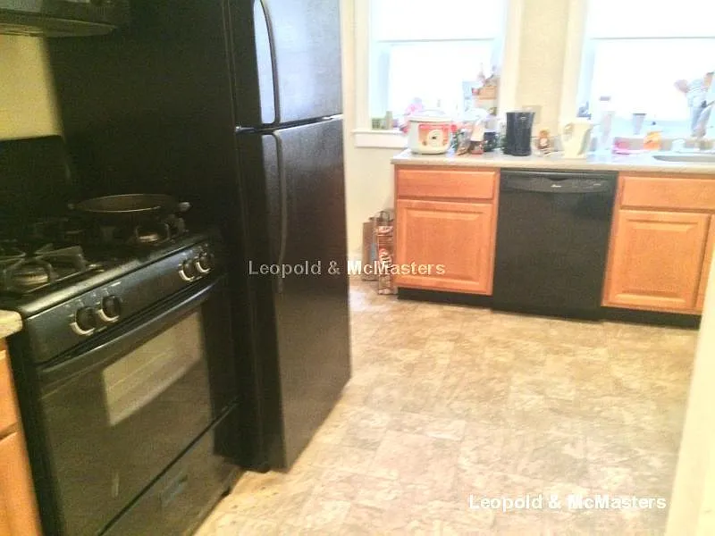 162 Davis Ave — Photo 2