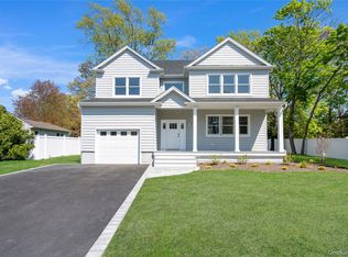 969 Manor Ln, Bay Shore, NY 11706