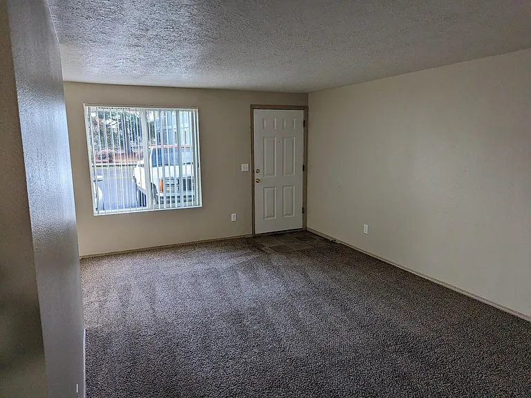 1346 W Locust St — Photo 7